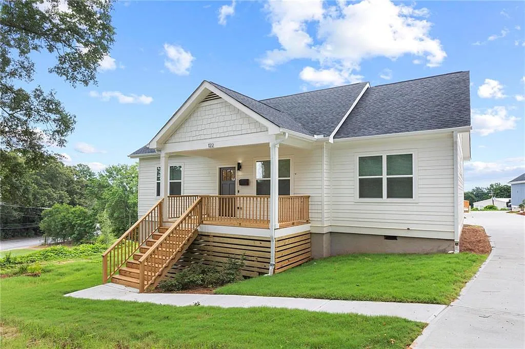 4 bed, 2.0 bath, 1310 sqft, $3,200 — Photo 2