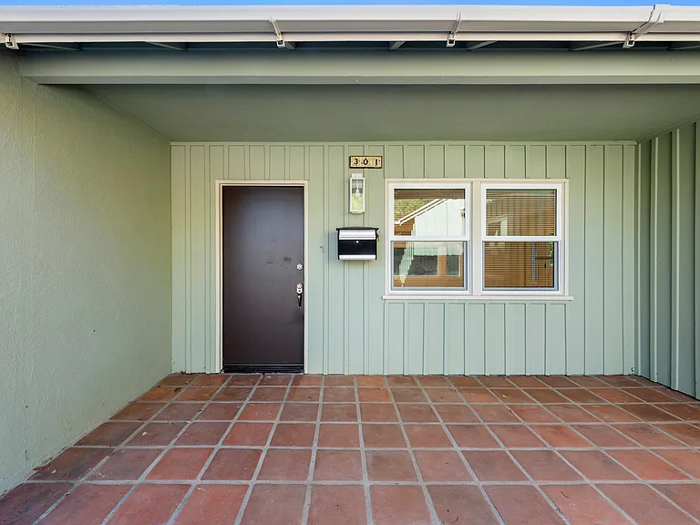 301 Frances St — Photo 2