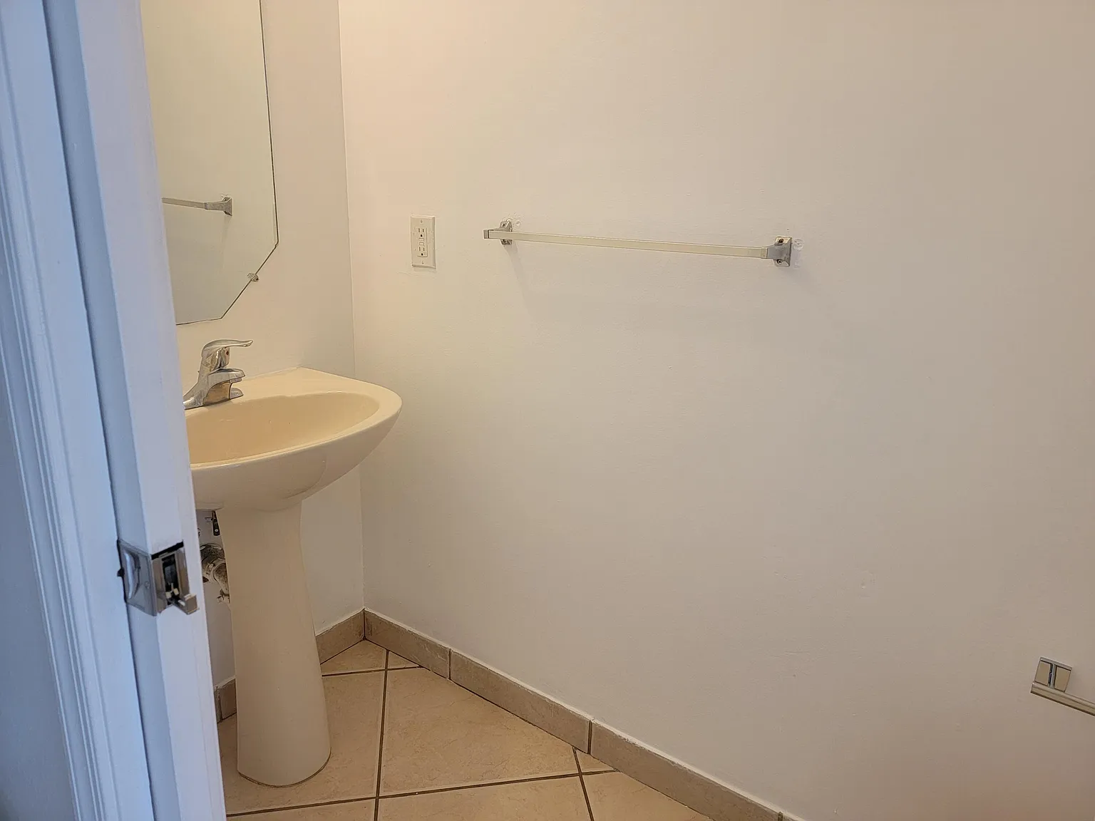 3 bed, 2.5 bath, 1423 sqft, $2,800 — Photo 4