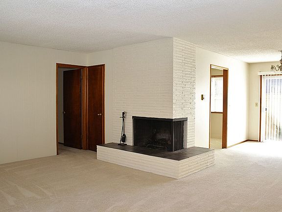 3rd image of 3063-3081 SE Pine St #3063