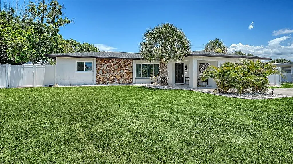3 bed, 2.0 bath, 1576 sqft, $3,000 — Photo 3