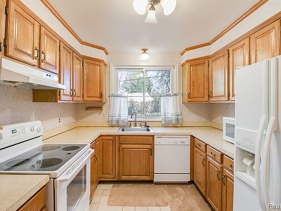3rd image of 6477 Sunningdale Dr