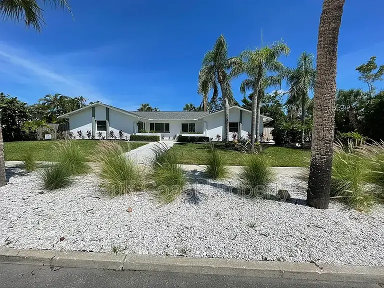 691 Russell St — Photo 1