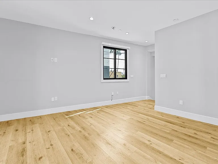 1348 S Burnside Ave #4 — Photo 2