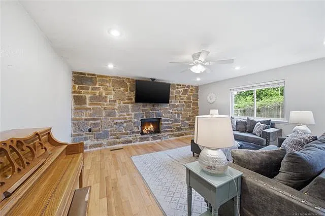 1112 W Queens Pl — Photo 3