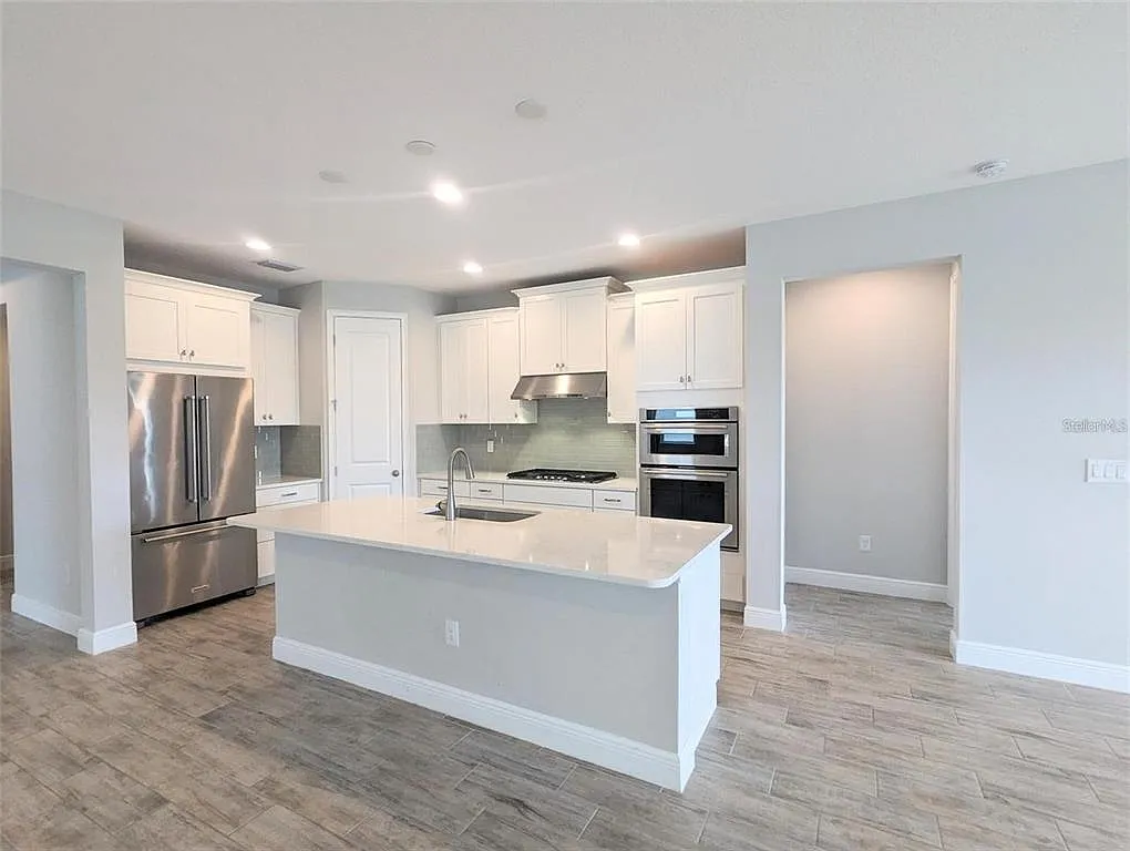 3 bed, 2.0 bath, 2201 sqft, $3,700 — Photo 2