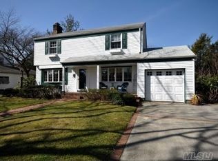 1600 Rockwin Rd, Rockville Centre, NY 11570
