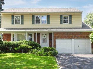 45 Soundview Dr, Great Neck, NY 11020