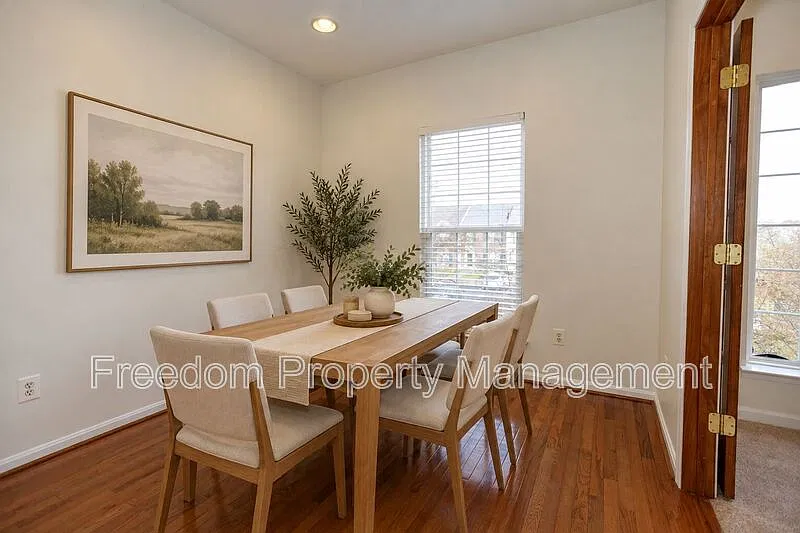 3 bed, 3.5 bath, 2380 sqft, $2,642 — Photo 3
