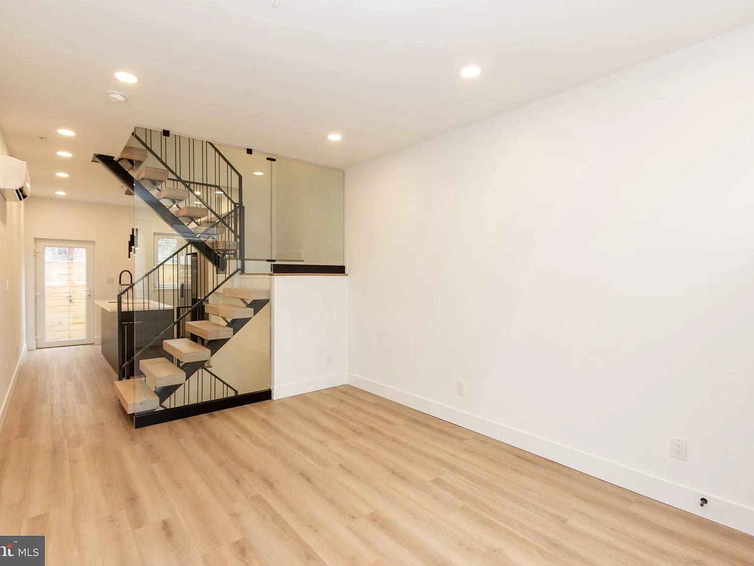 3 bed, 3.0 bath, 1696 sqft, $2,600 — Photo 3