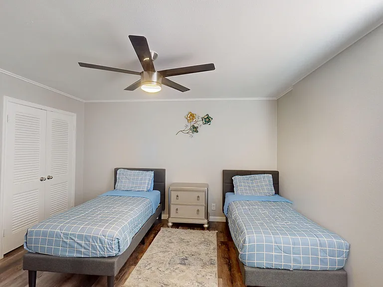 E Avenue J — Photo 13