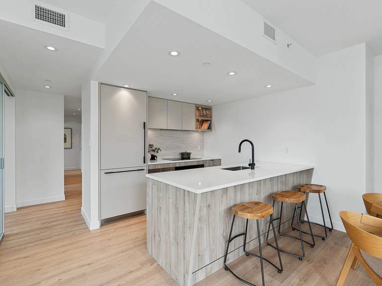 2 bed, 1100 sqft, $6,500 — Photo 2