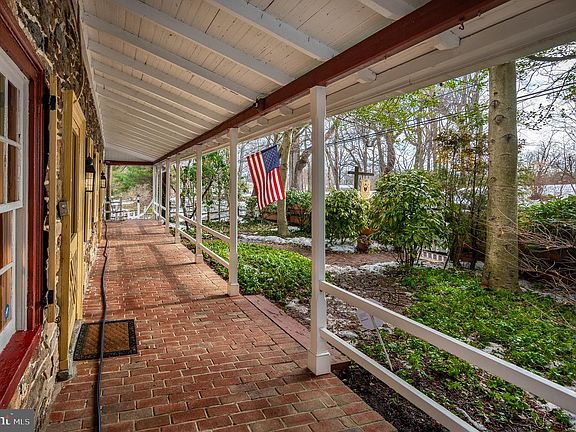 4th image of 1169 Saint Matthews Rd