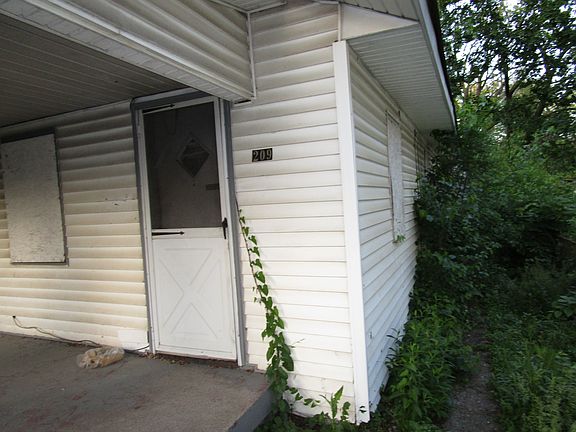 3rd image of 209 N Traub Ave