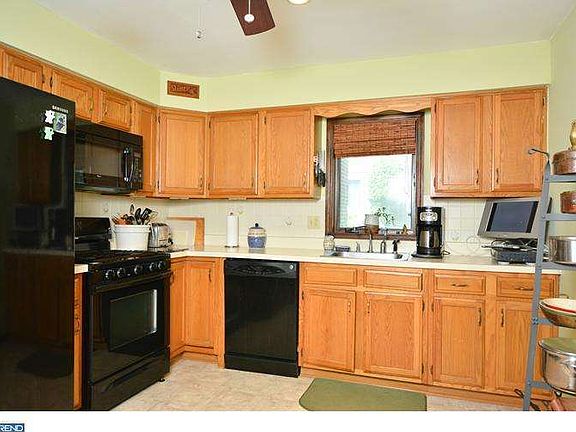 3rd image of 9111 Ayrdalecrescent St Unit 40B