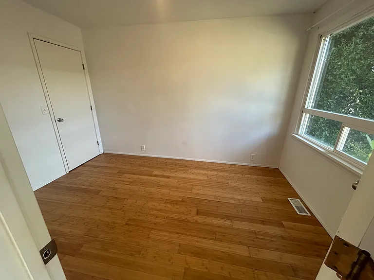 909 S 5th St — Photo 15