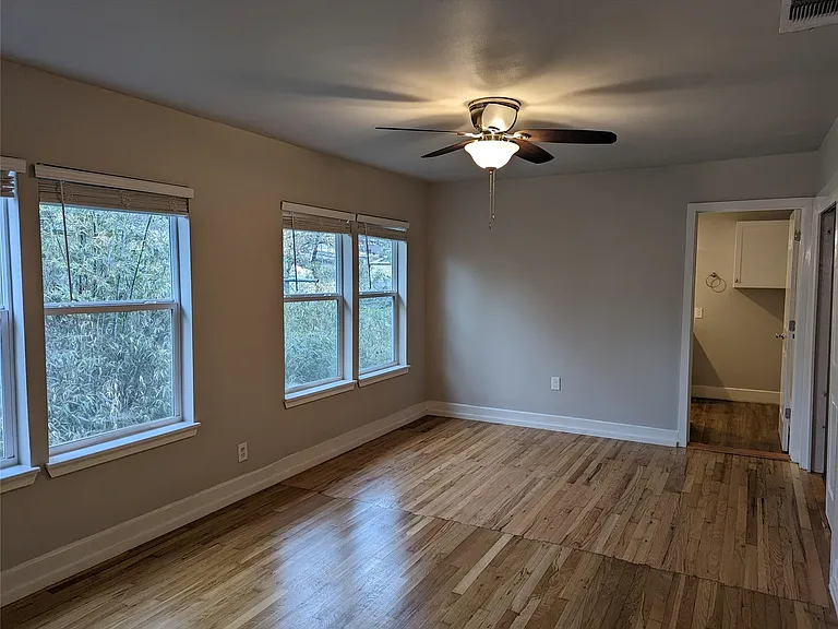 4526 Avenue H — Photo 10