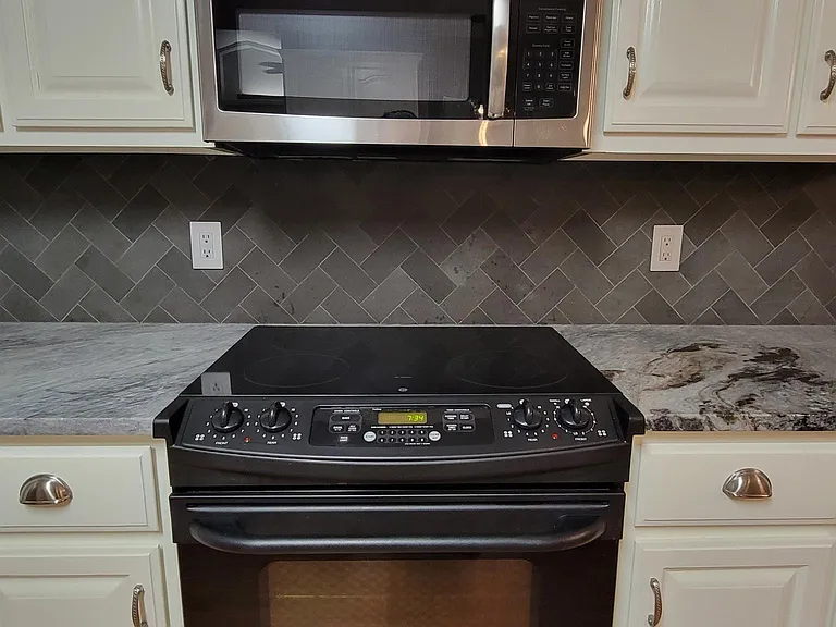 ** Oven has been replaced with newer model since photo **