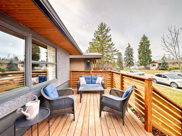 52 W Kentish Dr SW, Calgary, AB T2V 2L3