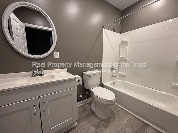 3rd image of 617 Ross Ave