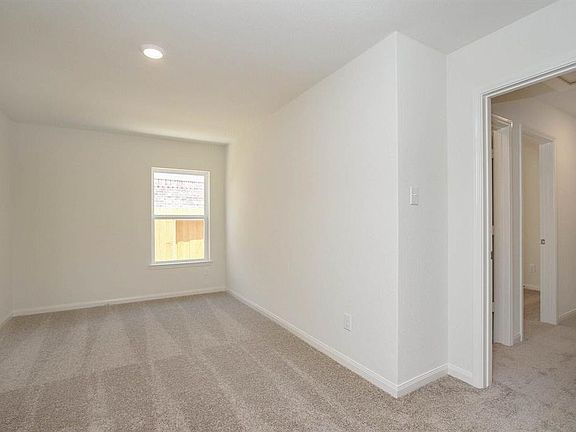 5th image of 15302 Central Lakes Dr