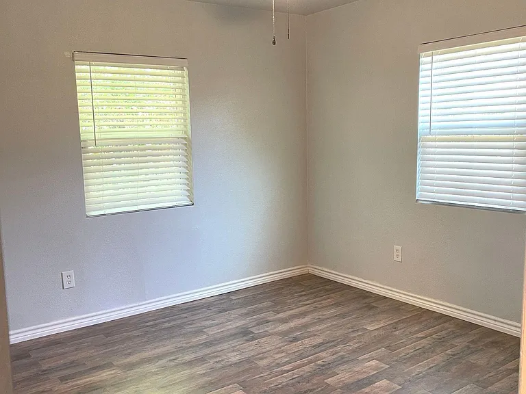 3921 Avenue H — Photo 11