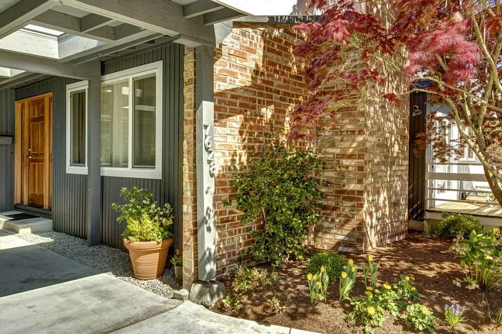 3 bed, 2300 sqft, $4,900 — Photo 2