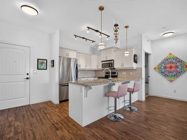 3739 Casorso Rd Unit 401, Kelowna, BC V1W 5E8