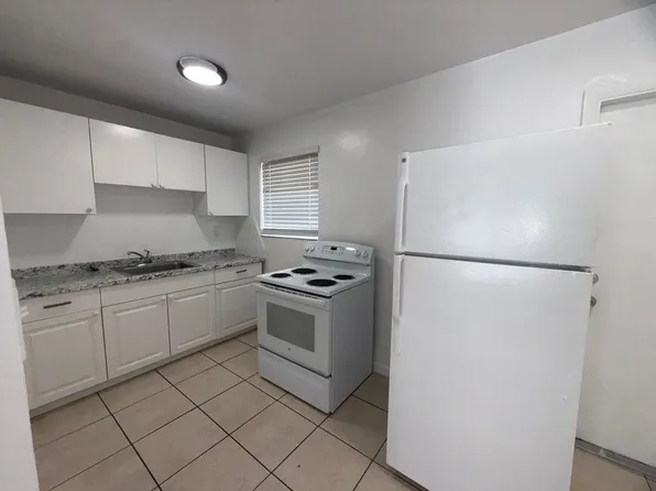 6100 NW 10 St, 6100 NW 10th St APT 2, Margate, FL 33063