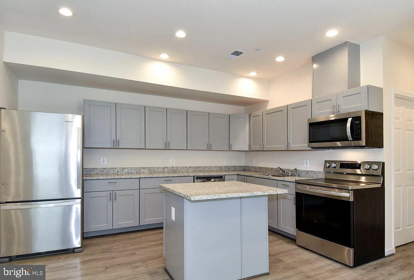 3 bed, 3.0 bath, 1124 sqft, $3,500 — Photo 2