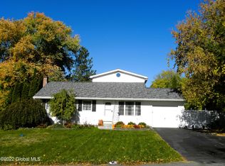 7 Wedgewood Dr, Loudonville, NY 12211