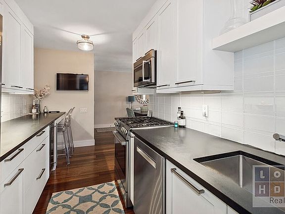 5th image of 415 Grand St APT E908