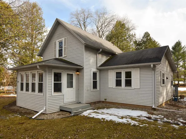 295 Blaine St, Iola, WI 54945