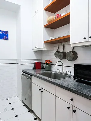 Sold by Verrazano Brokerage Inc | media 21