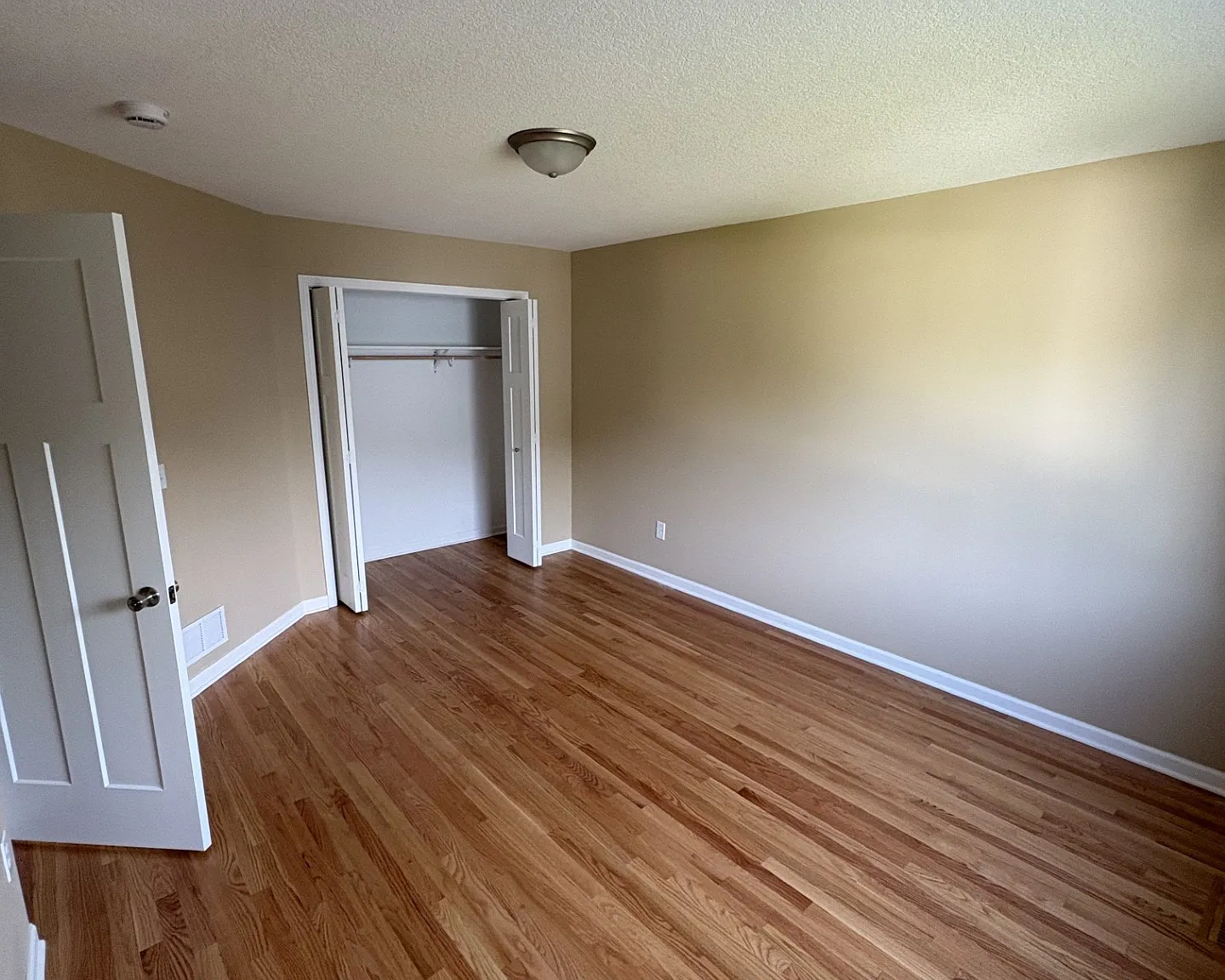 5 bed, 2336 sqft, $3,200 — Photo 2