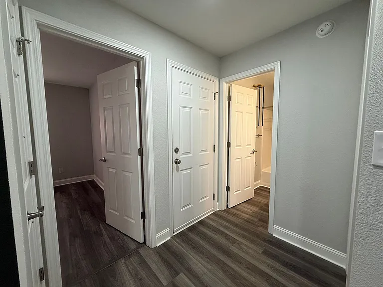 1046 Simpson St — Photo 7