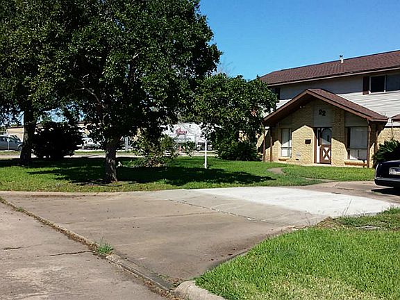 House sits on 4 lots