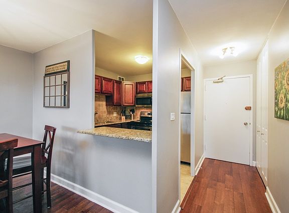 4th image of 555 W Cornelia Ave #U606