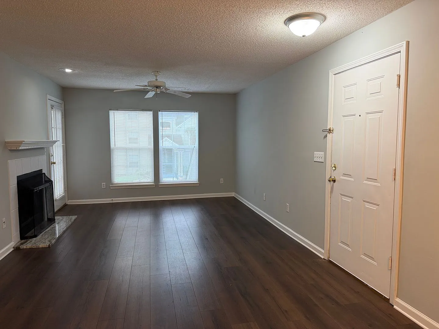Beautifully renovated 3-bed, 2-bath condo located in Estates at Westbury-Lease Incentives Available! — Photo 4