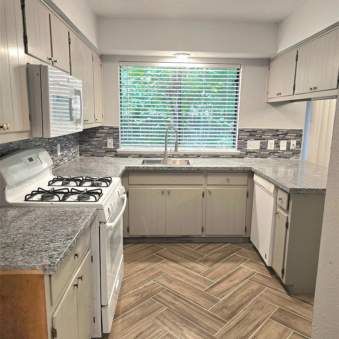 2 bed, 2.0 bath, 882 sqft, $1,575 — Photo 3