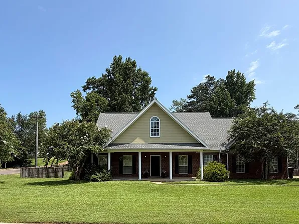 263 Summer Lane Dr, Columbus, MS 39702