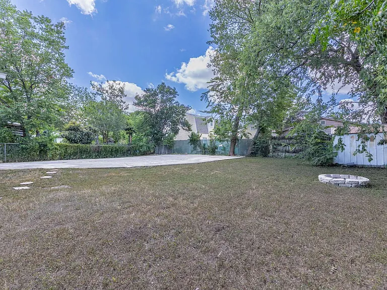 534 Walton Ave — Photo 24