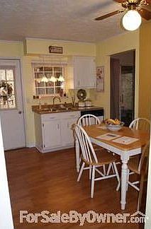 Charming eat-in kitchen!