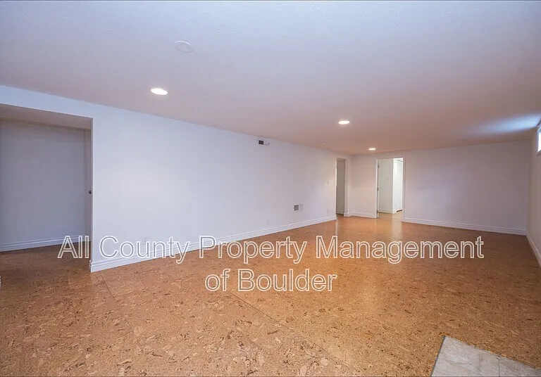 425 S 40th St — Photo 15