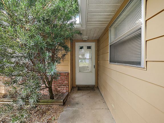 2nd image of 202 Fernwood St #1