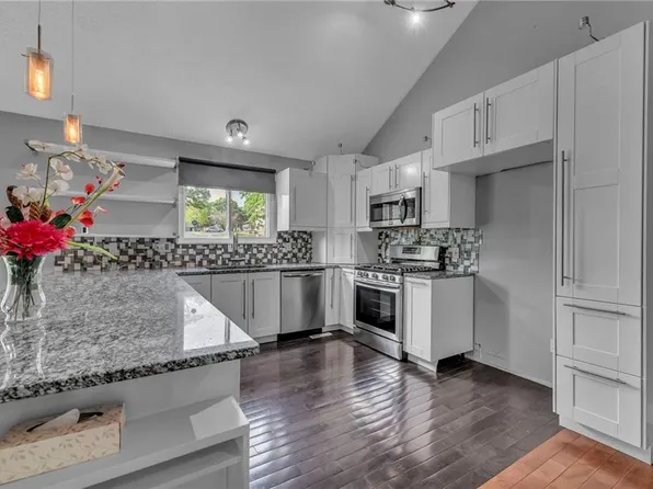 5937 N Kansas Ave, Gladstone, MO 64119