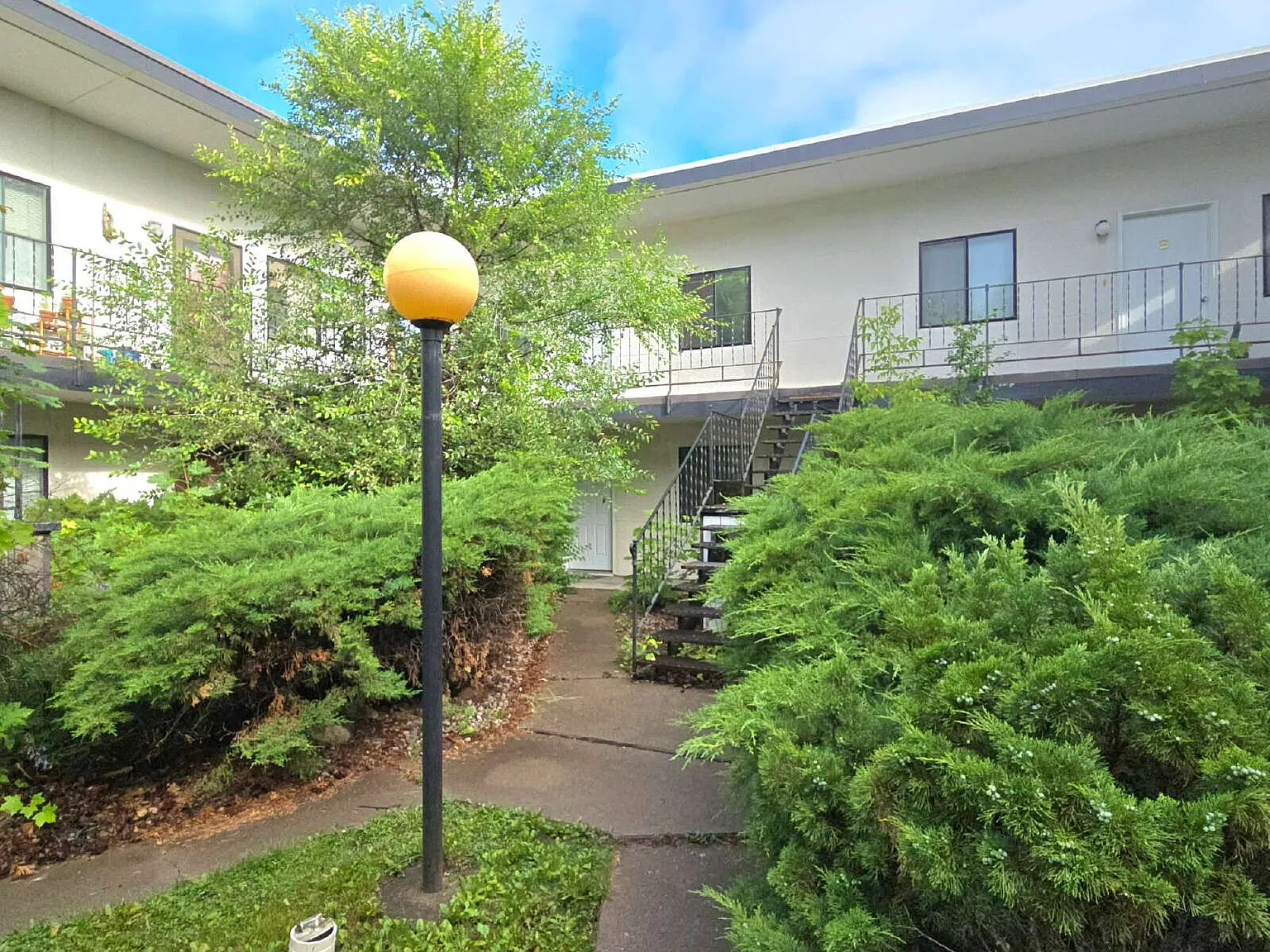 1 bed, 1.0 bath, $915 — Photo 2