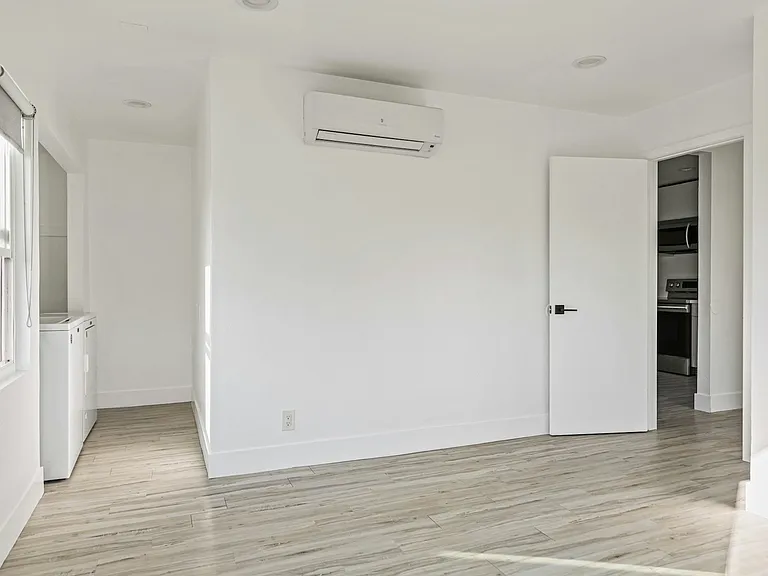 850 N Van Ness Ave #2 — Photo 10