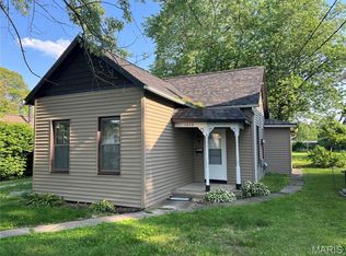 1032 W Pearl St, Staunton, IL 62088