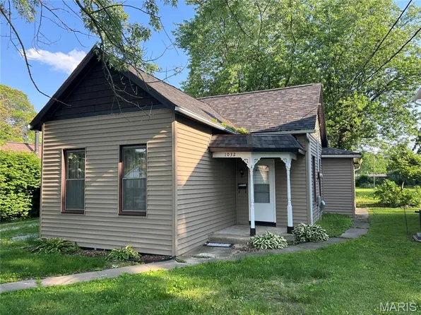 1032 W Pearl St, Staunton, IL 62088